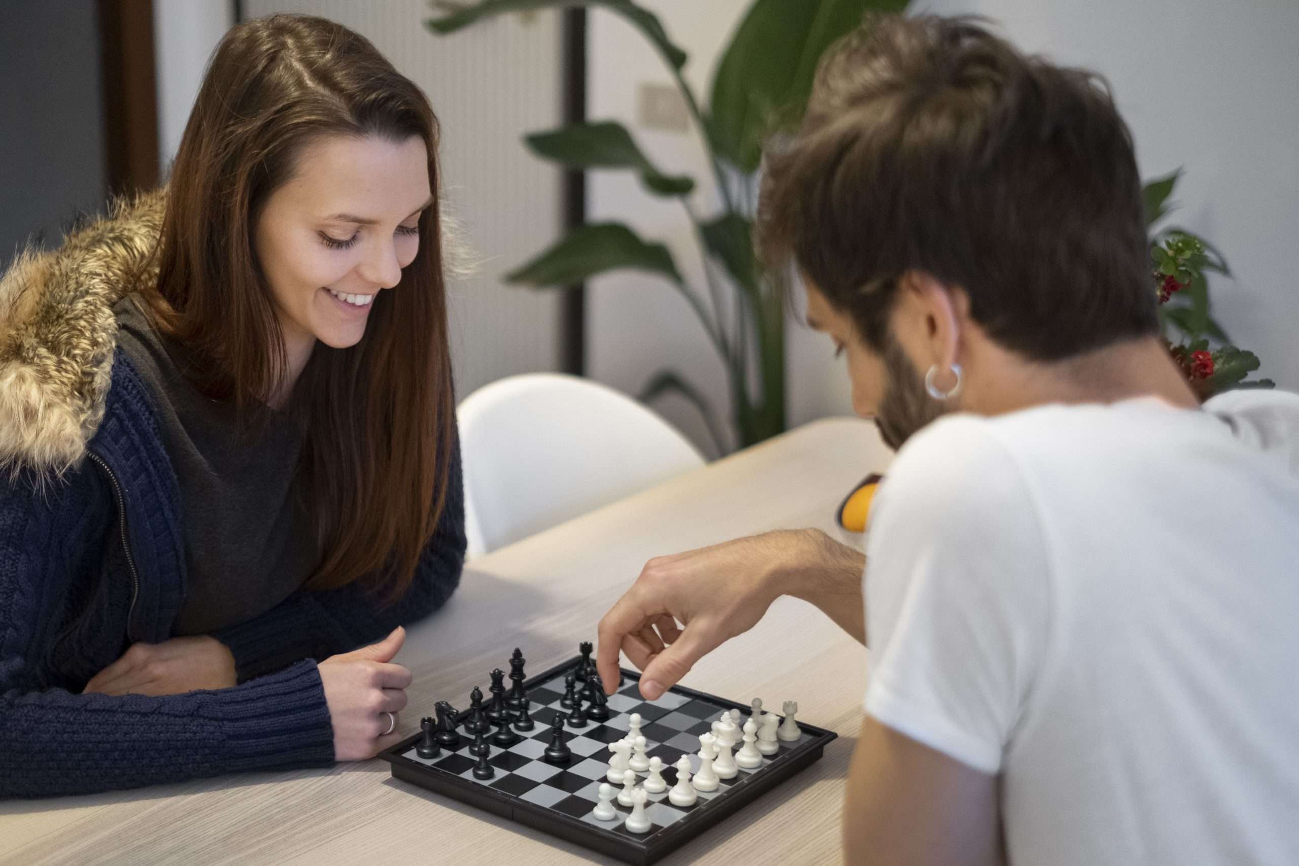 tiro-medio-casal-feliz-jogando-xadrez_(1) Check up: entenda pra que servem os principais exames e qual sua importância